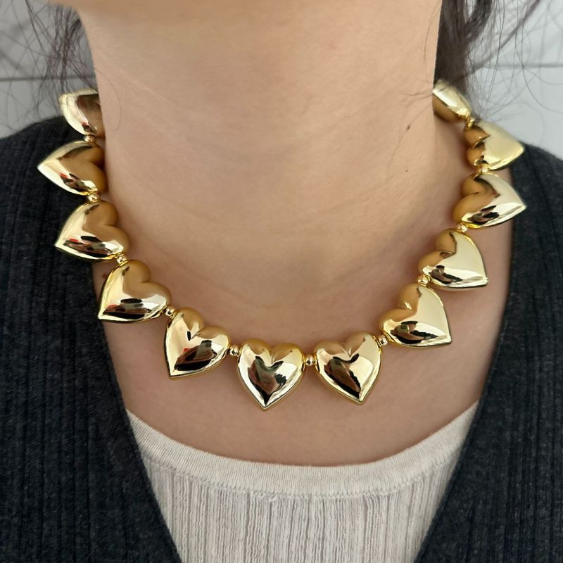 Массивное Ожерелье из крупных золотистых сердец CJL08680