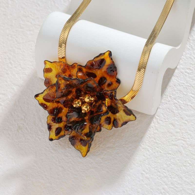 Широкая плоская цепочка с крупным кулоном в форме леопардового цветка CJT01046 Широкая плоская цепочка с крупным кулоном в форме леопардового цветка CJT01046