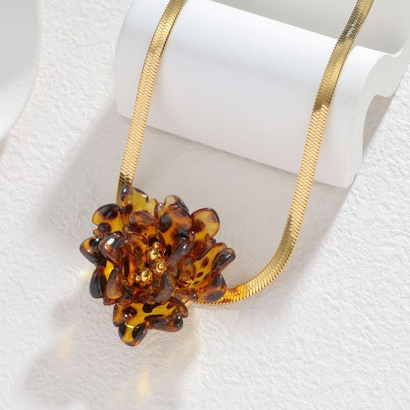 Широкая плоская цепочка с крупным кулоном в форме леопардового цветка CJT01046 Широкая плоская цепочка с крупным кулоном в форме леопардового цветка CJT01046