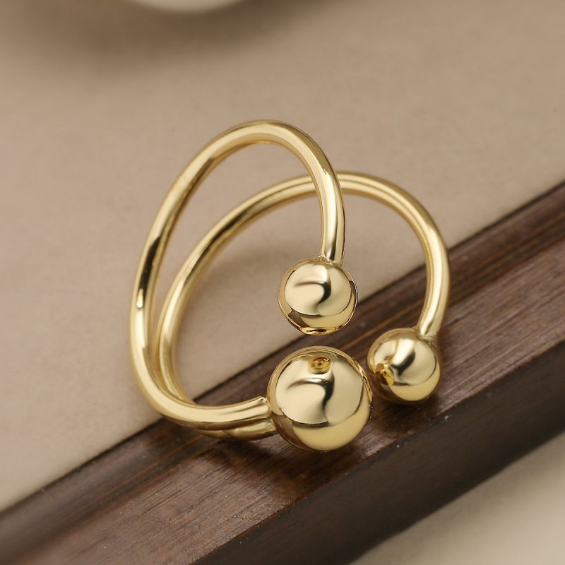 Авангардное кольцо с тремя крупными золотистыми сферами CJM27966