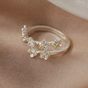 Кольцо с россыпью маленьких цветов и эмалевым покрытием CJH66192