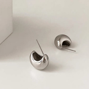 Серебристые серьги пусеты из латуни с напылением платины в форме шариков 1J10054CJJ
