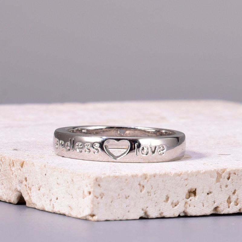 Плоское кольцо с прорезным элементом в форме сердца CJH86265