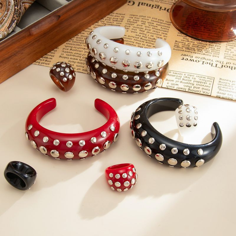 Жесткий браслет CJT25653