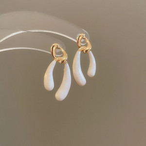 Минималистичные серьги петли с белыми эмалевыми вставками CJL19402 Минималистичные серьги петли с белыми эмалевыми вставками CJL19402