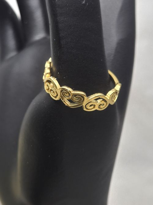 Кольцо с чередой сердец и золотистым напылением J10316CJJ Кольцо с чередой сердец и золотистым напылением J10316CJJ