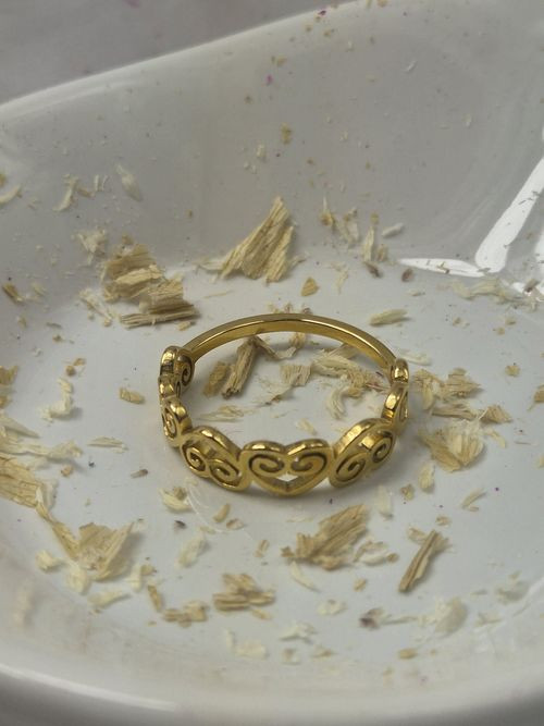 Кольцо с чередой сердец и золотистым напылением J10316CJJ Кольцо с чередой сердец и золотистым напылением J10316CJJ