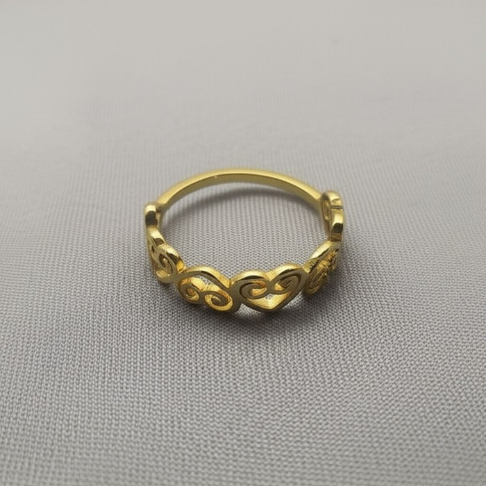 Кольцо с чередой сердец и золотистым напылением J10316CJJ Кольцо с чередой сердец и золотистым напылением J10316CJJ