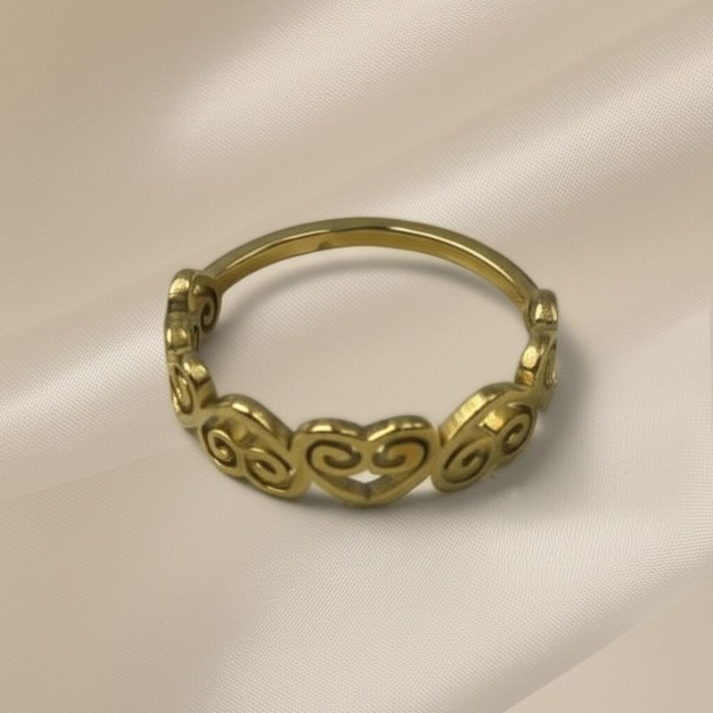 Кольцо с чередой сердец и золотистым напылением J10316CJJ Кольцо с чередой сердец и золотистым напылением J10316CJJ