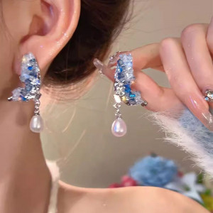 Серебристые серьги с бабочкой и жемчугом из циркона CJX87427