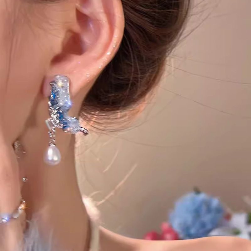 Серебристые серьги с бабочкой и жемчугом из циркона CJX87427