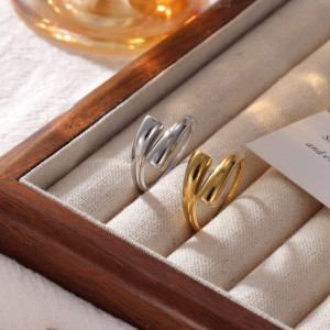 Разомкнутое кольцо из изогнутой золотистой линии CJL32074