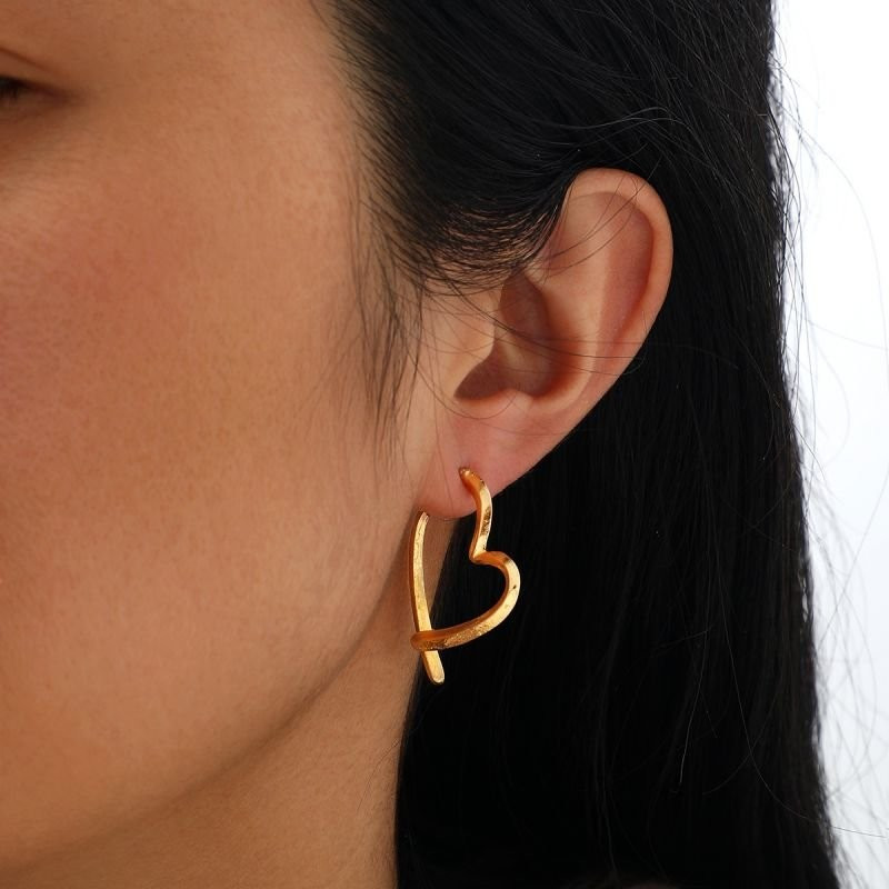 Крупные серебристые серьги в форме контурного сердца CJC97259