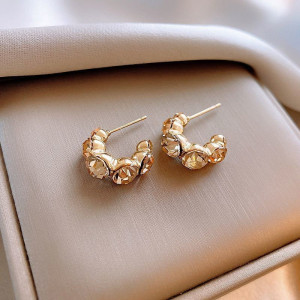 Золотистые серьги-пусеты полукольца с крупными стразами CJG57024 Золотистые серьги-пусеты полукольца с крупными стразами CJG57024