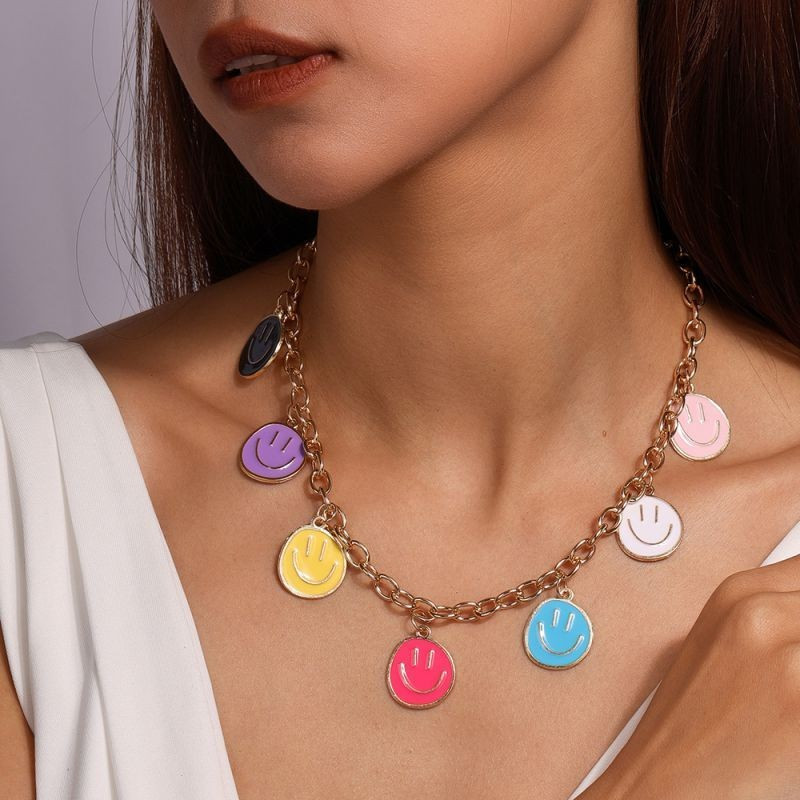Колье с разноцветными подвесками в форме смайлов CJG56675