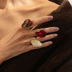 Кольцо с крупной акриловой вставкой произвольной формы CJT03708