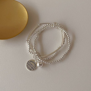 Многослойный браслет из серебристых бусин с жетоном CJE02756