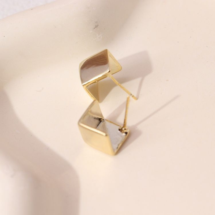 Серьги-гвоздики геометрические объемные J10666CJJ Серьги-гвоздики геометрические объемные J10666CJJ