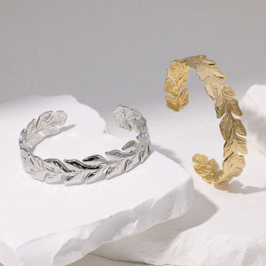 Браслет жесткий с рельефным лиственным узором CJN40374