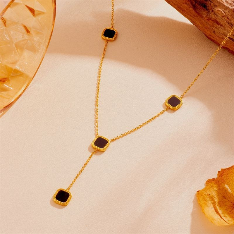 Золотистое колье-галстук с черными четырехлистниками CJG27218