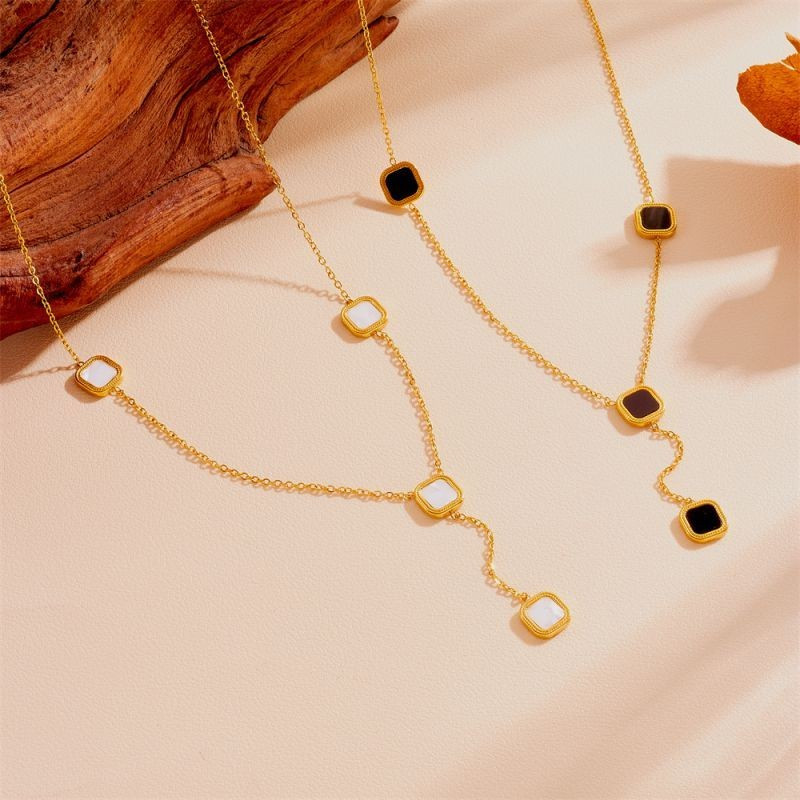 Золотистое колье-галстук с черными четырехлистниками CJG27218