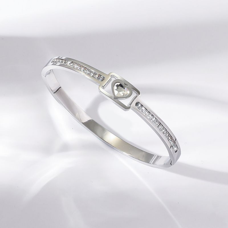 Браслет жесткий золотистый с акцентным камнем и дорожками CJN67496 Браслет жесткий золотистый с акцентным камнем и дорожками CJN67496