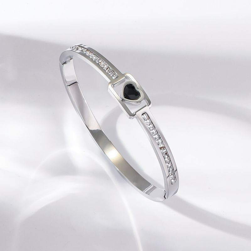 Браслет жесткий золотистый с акцентным камнем и дорожками CJN67496 Браслет жесткий золотистый с акцентным камнем и дорожками CJN67496