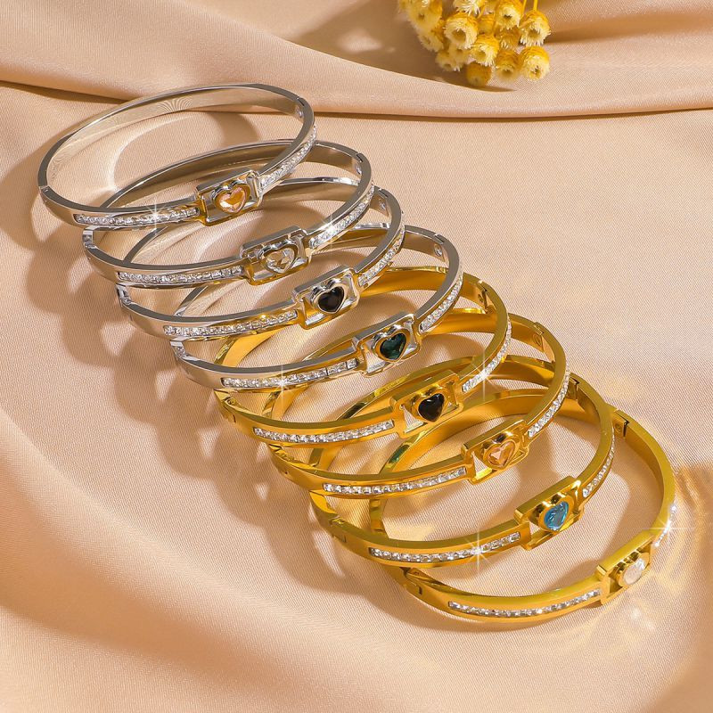 Браслет жесткий золотистый с акцентным камнем и дорожками CJN67496 Браслет жесткий золотистый с акцентным камнем и дорожками CJN67496