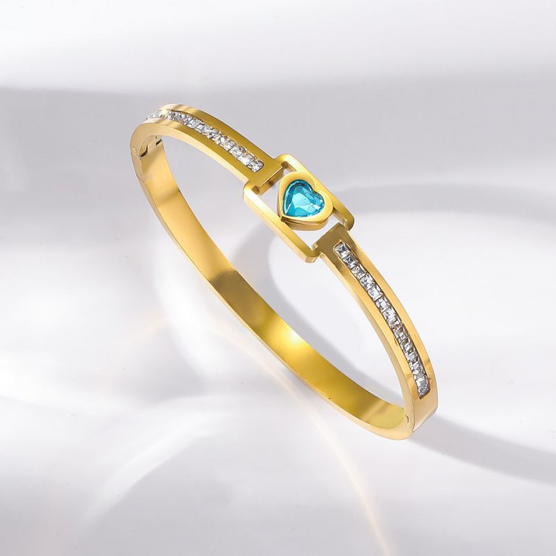 Браслет жесткий золотистый с акцентным камнем и дорожками CJN67496 Браслет жесткий золотистый с акцентным камнем и дорожками CJN67496