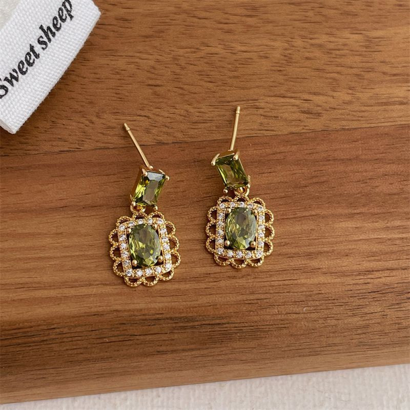 Квадратные серьги пусеты с зелеными кристаллами в оправе CJP41096 Квадратные серьги пусеты с зелеными кристаллами в оправе CJP41096