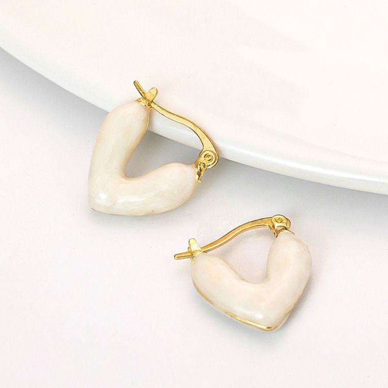 Золотистые серьги-кольца с объемными подвесками в форме розовых сердец CJH38309