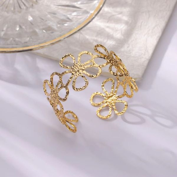 Браслет жесткий ажурный с растительным орнаментом CJL47142