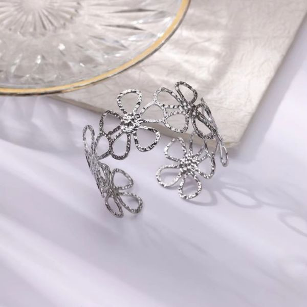 Браслет жесткий ажурный с растительным орнаментом CJL47142