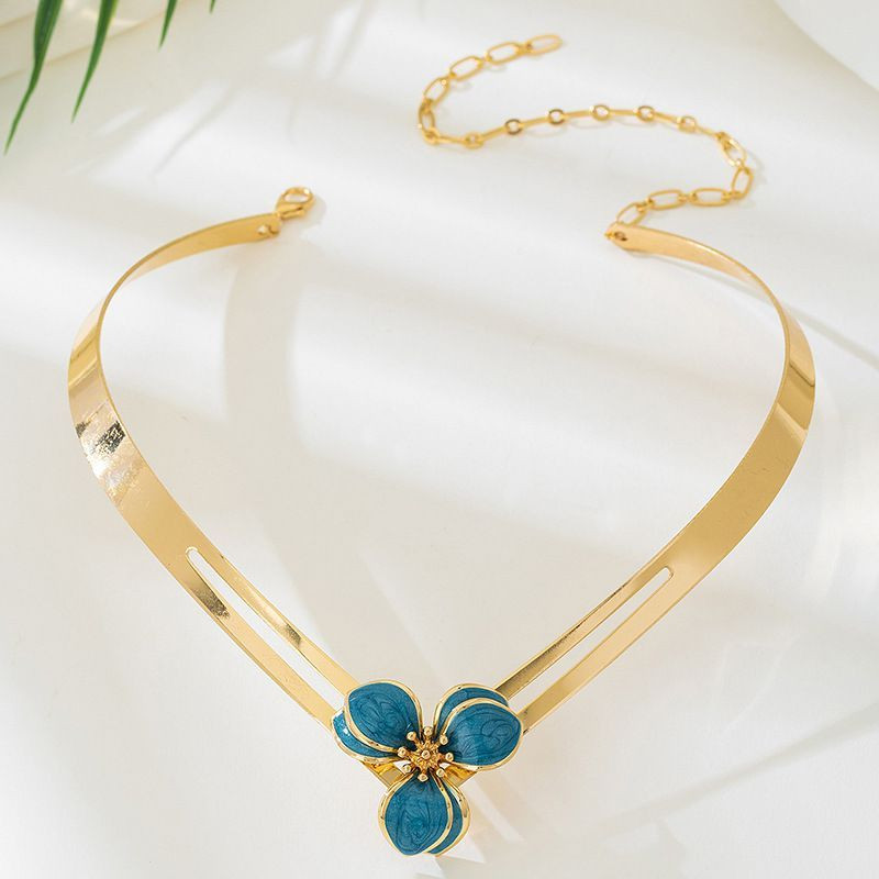 Жесткое колье-обруч с тремя изумрудными камнями CJP84684