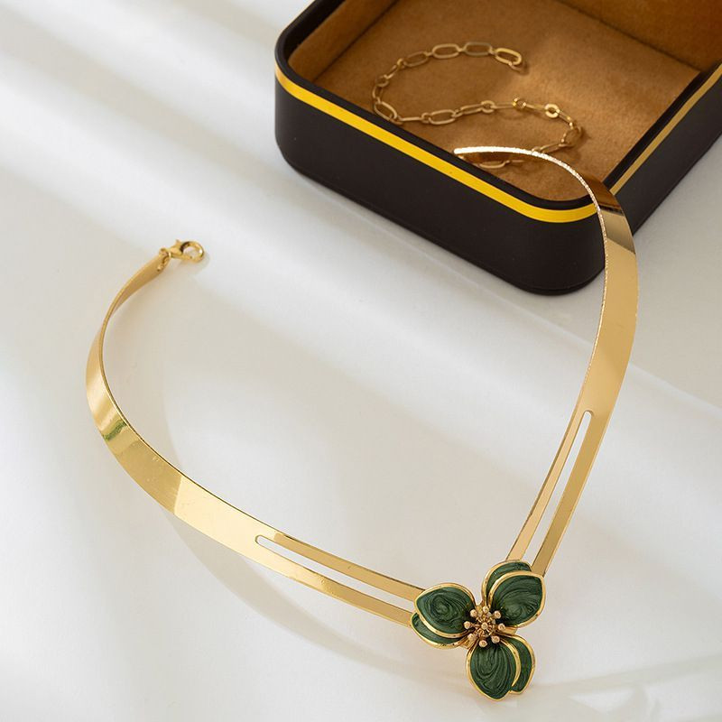 Жесткое колье-обруч с тремя изумрудными камнями CJP84684