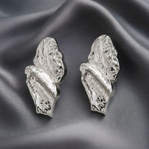 Абстрактные серьги-пусеты из «мятого» металла 1J12120CJJ