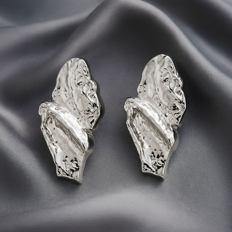 Абстрактные серьги-пусеты из «мятого» металла 1J12120CJJ