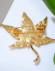 Стальная брошь с напылением золотом кленовый лист J10069CJJ