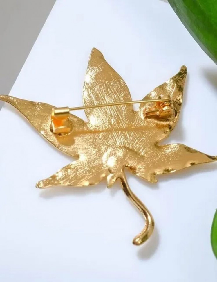 Стальная брошь с напылением золотом кленовый лист J10069CJJ