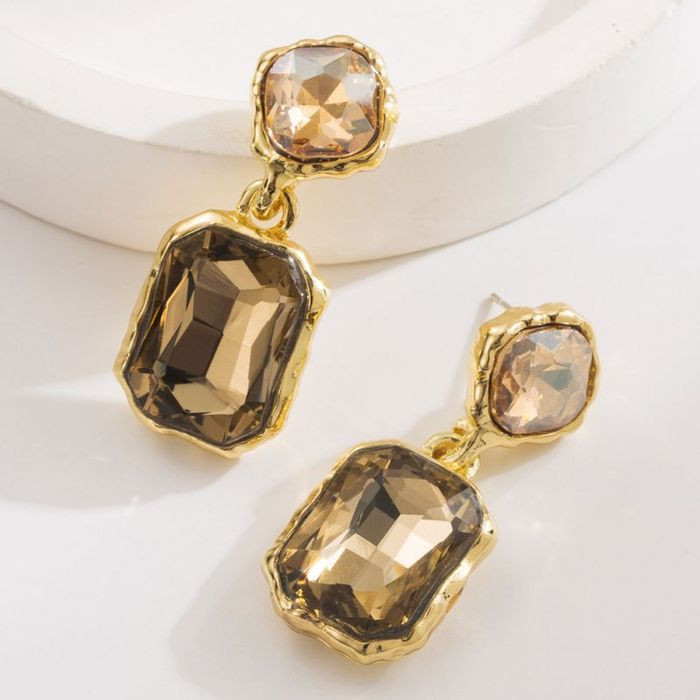 Нарядные серьги с крупными кристаллами в золотистой оправе CJM67002