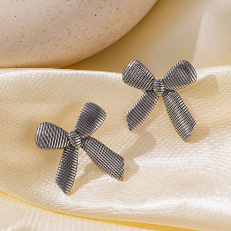 Серебристые фактурные серьги-банты CJH15833