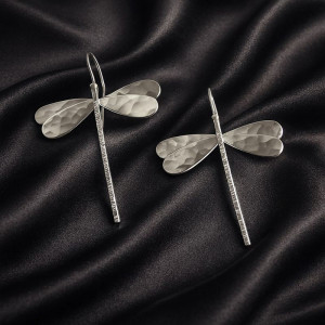 Серьги в форме стрекоз с платиновым напылением и фактурным рисунком 1J12478CJJ