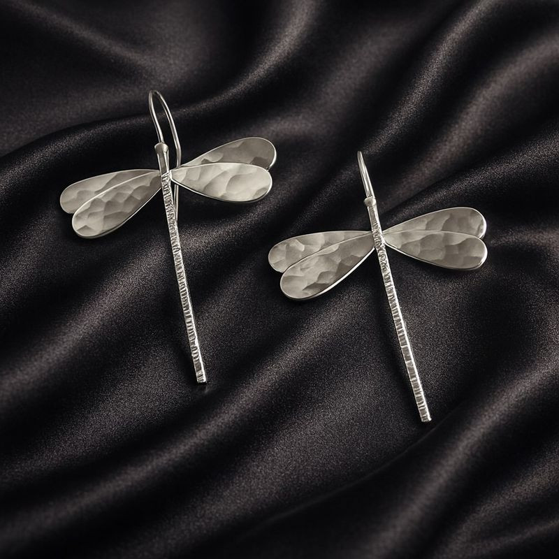 Серьги в форме стрекоз с платиновым напылением и фактурным рисунком 1J12478CJJ Серьги в форме стрекоз с платиновым напылением и фактурным рисунком 1J12478CJJ