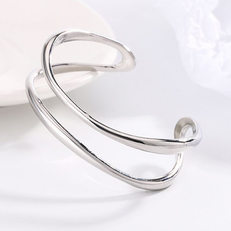 Широкий браслет-кафф с плавными линиями CJG69038