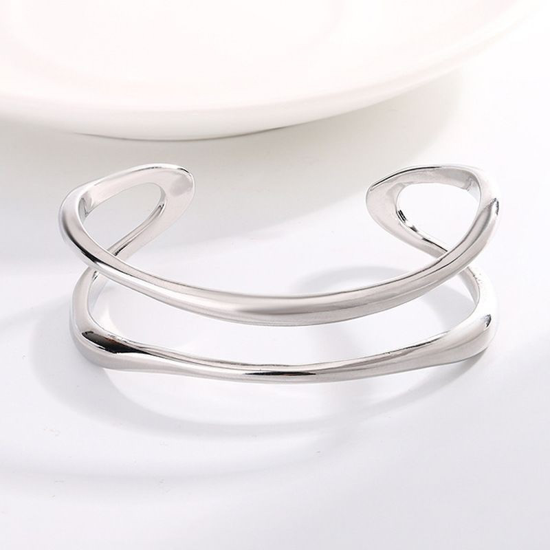 Широкий браслет-кафф с плавными линиями CJG69038