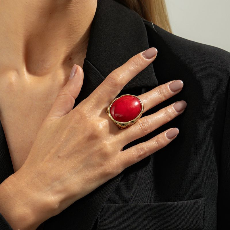 Кольцо с крупным красным камнем в ажурной оправе CJT25668