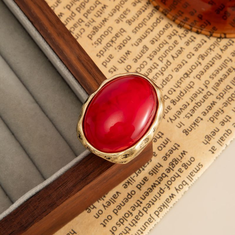 Кольцо с крупным красным камнем в ажурной оправе CJT25668