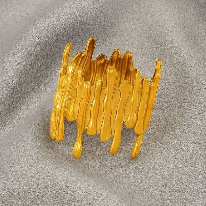 Широкое золотистое кольцо с вертикальной фактурой «стекающий металл» 1J12246CJJ Широкое золотистое кольцо с вертикальной фактурой «стекающий металл» 1J12246CJJ