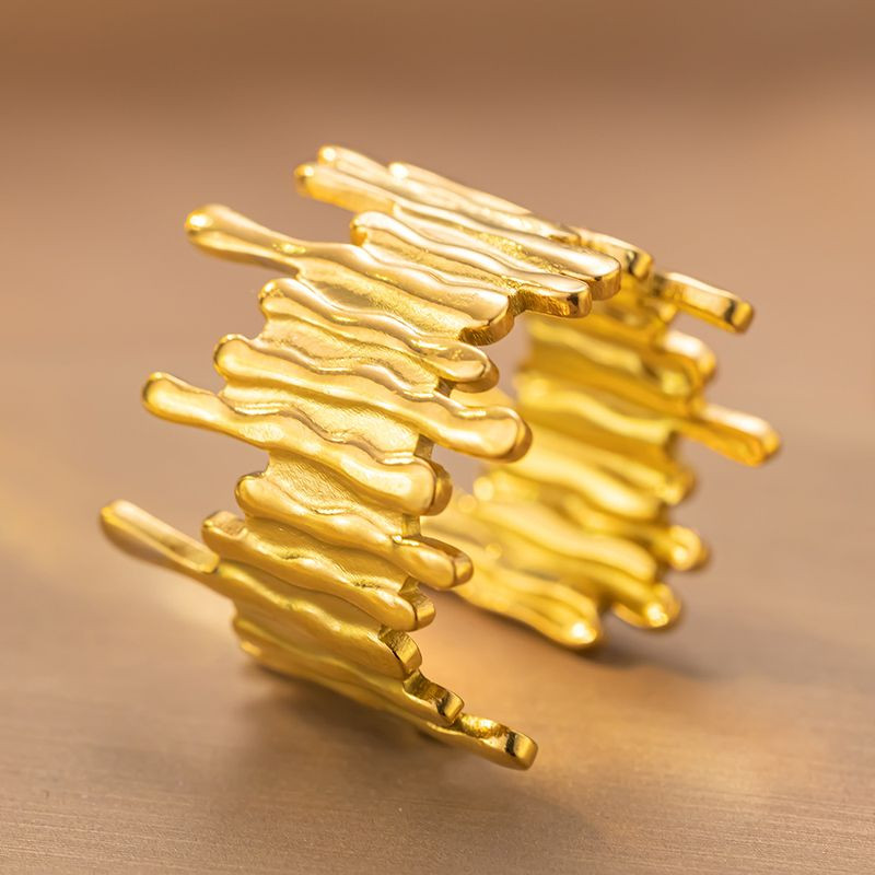 Широкое золотистое кольцо с вертикальной фактурой «стекающий металл» 1J12246CJJ Широкое золотистое кольцо с вертикальной фактурой «стекающий металл» 1J12246CJJ