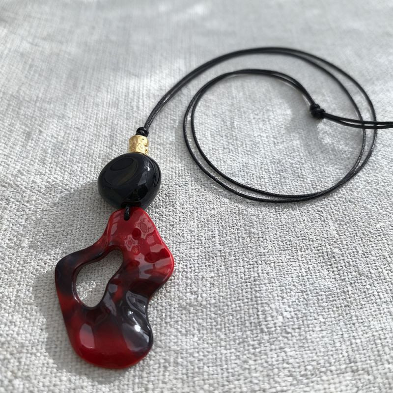 Авангардное колье на шнуре с массивным бирюзовым самородком CJT07154